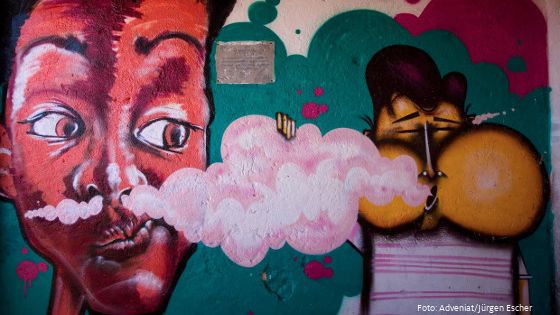 Graffiti gegen Drogenkonsum in einem Armenviertel von Buenos Aires, Argentinien. Foto (Symbolbild): Adveniat/Jürgen Escher