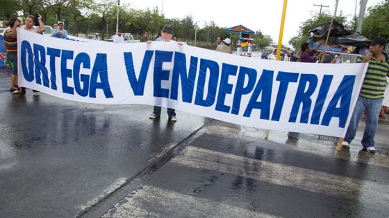 Daniel Ortega, Präsident von Nicaragua, musste viel Kritik für die Durchsetzung des interozeanischen Nicaragua-Kanals einstecken. Demonstranten mit dem Transparent: "Ortega verkauft die Heimat". Foto: Jorge Mejía peralta, CC BY 2.0