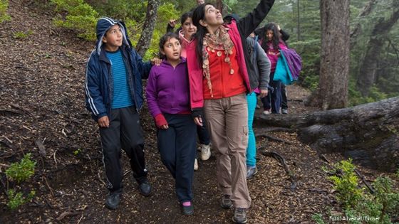 Lehrerin Pamela del Carmen Tripailaf Lefio aus Temuco, Chile, unterrichtet praxisnah bei einem Ausflug in den nahegelegenen Nationalpark Conguillio. Foto: Adveniat/Escher