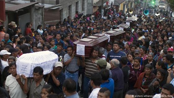 Ein Trauerzug im Ort San Juan Alotenango. Foto: picture-alliance/AP Photo/L. Soto 