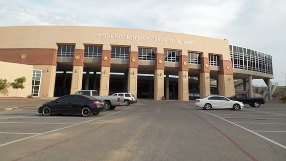 Aus dem Football-College-Stadium "Sun Bowl" in El Paso, USA, kann man bis nach Ciudad Juárez, Mexiko, schauen. Foto: Jimmy Emerson, DVM, CC BY-NC-ND 2.0