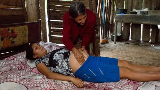 Die Hebamme Juana Char López bei einer schwangeren Frau. Foto: Adveniat/Pohl