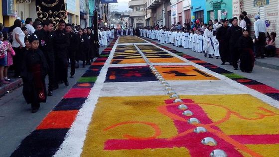 In der Nach von Gründonnerstag auf Karfreitag zierten farbenfrohe Teppiche die Straßen von Huehuetenango, Guatemala. Foto: Cory Unverhau. 