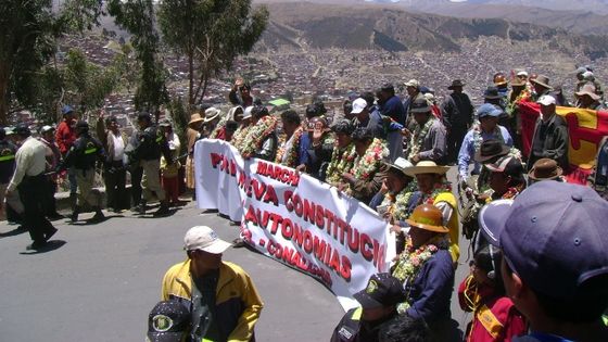 In erster Reihe: Boliviens Präsident Evo Morales führt den "Marsch für die neue Verfassung mit Autonomierechten für Indigene" 2008 an. Foto: Edwin Velásquez, CC BY-SA 2.0.