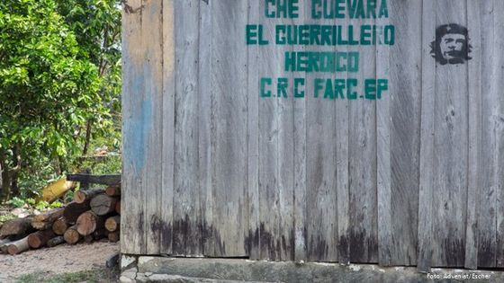 In der Region Catatumbo in Kolumbien hat die Farc-Guerrilla ihre Präsenz durch Graffiti an Häusern und Gebäuden unterstrichen. Foto: Adveniat/Escher