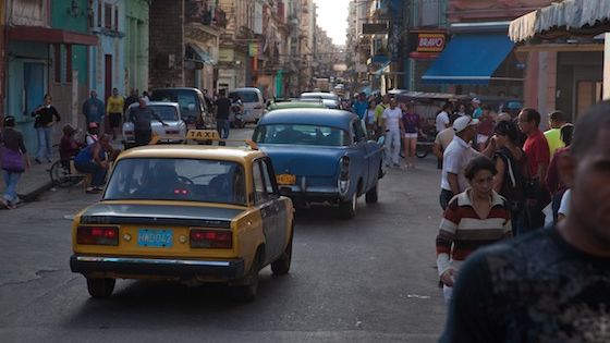 Neue Einschnitte für Kleinunternehmer auf Kuba - betroffen sind zum Beispiel Taxifahrer. Foto: Adveniat/Martin Steffen