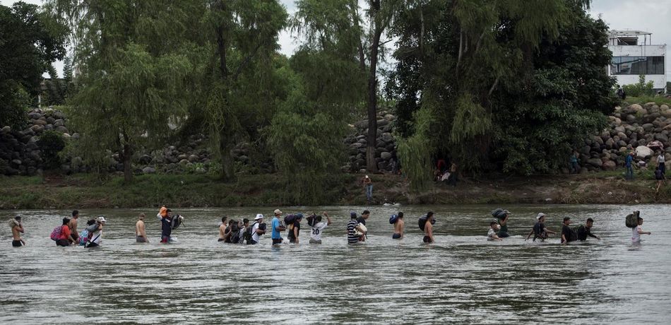 Dutzende von Migranten aus Zentralamerika überqueren täglich den Río Suchiate, Grenzfluss zwischen Mexiko und den USA. Foto: Adveniat/Hans-Máximo Musielik