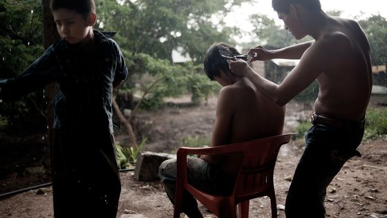 Indigene in Chiapas schneiden sich gegenseitig die Haare. (Symbolfoto: Simaitis/Adveniat)