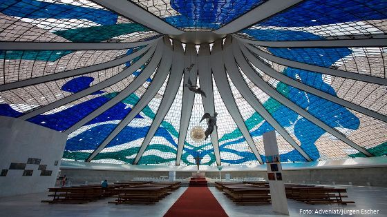 Der Innenraum der Kathedrale von Brasilia. Foto: Adveniat/Jürgen Escher