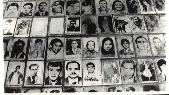 Mahnmal: Bilder von Verhafteten und Verschwundenen "Desaparecidos" während der Pinochet-Diktatur in Chile. Foto:_r o s a _,CC BY-NC-ND 2.0. 