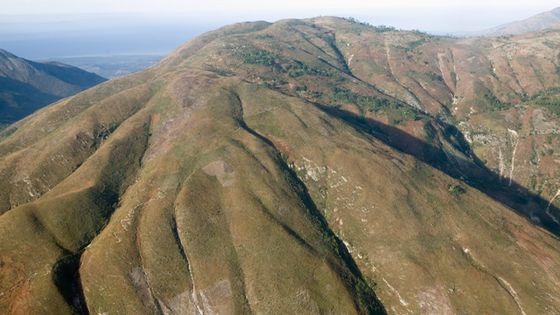 Der Schutz von Wald und Tierwelt ist bitter nötig: Abgeholzte Hügel in Haiti. Foto: Adveniat/Pohl