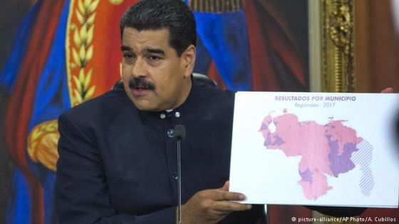 Präsident Maduro zeigt nach den venezolanischen Regionalwahlen Mitte Oktober stolz eine Landkarte mit den Bundesstaaten, in denen - angeblich - seine Vereinigte Sozialistische Partei gewonnen hat. Foto: picture-alliance/AP Photo/A. Cubillos 
