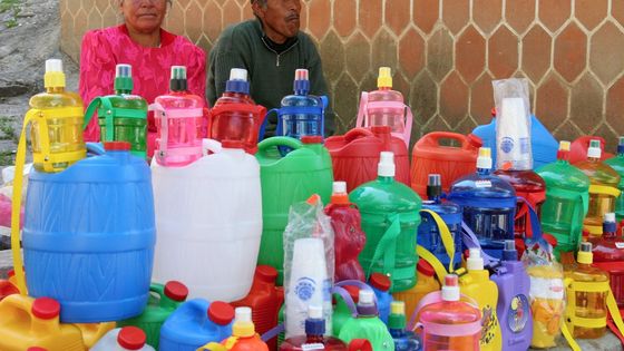 Lucila Ortiz und ihr Bruder Herman verkaufen Plastikflaschen für "heilendes Wasser" - normales Wasser würde Mexiko-Stadt gerade auch reichen. (Symbolfoto: Adveniat/Bauerdick)