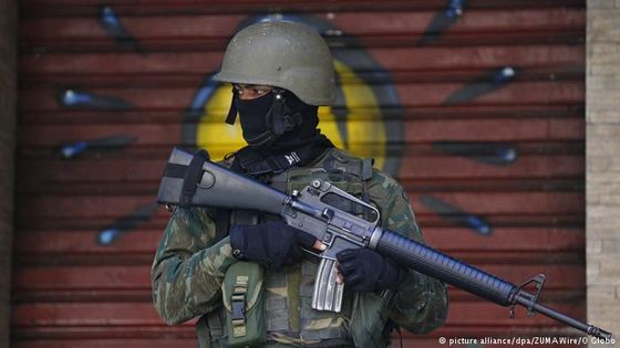Ein Soldat bei einem Militäreinsatz in der Favela Rocinha, in Rio. Foto: picture alliance/dpa/ZUMA Wire/O Globo