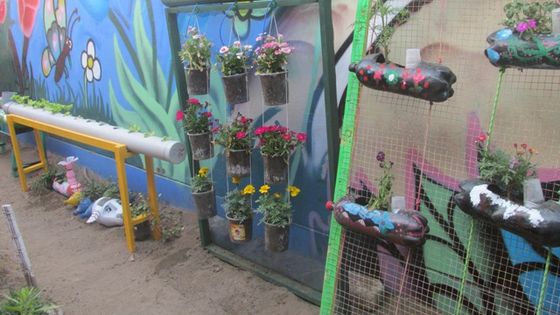 Blumenbeete in Plastikflaschen verschönern die "Schule Nr. 7228 Peruano Canadiense" am Stadtrand von Lima. Foto: Anna Rutz.