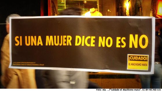 Warnschild gegen "Machismo" in einem chilenischen Schaufenster: "Wenn eine Frau 'Nein' sagt, heißt das 'Nein'". Foto:<a data-rapid_p="27" data-track="attributionNameClick" title="Geh zum Fotostream von ely ..." class="owner-name truncate" href="https://www.flickr.com/photos/elyguajardo/"> ely ...</a>/"<a external="1" title="Opens external link in new window" href="https://www.flickr.com/photos/elyguajardo/6015626553/">Cuidado el Machismo mata</a>", <span class="cc-license-identifier"><a external="1" title="Opens external link in new window" href="https://creativecommons.org/licenses/by-nc-nd/4.0/legalcode.de">CC BY-NC-ND 4.0</a>.</span>