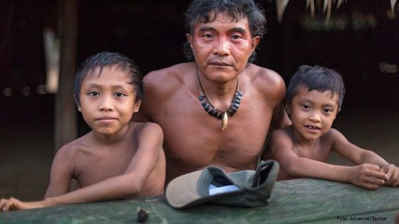 Vater mit seinen beiden Söhnen im Yanomami-Dorf Watoriki im brasilianischen Amazonasgebiet. Foto: Adveniat/Escher
