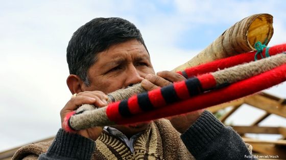 Ein Mapuche bläst beim traditionellen Morgenritual die Trutruca. Foto: Adveniat/Hoch