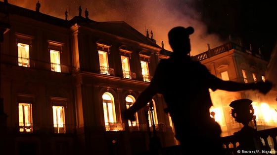 Stundenlang loderten riesige Flammendome über dem Gebäude in den Nachthimmel Rios. Reuters/R. Moraes