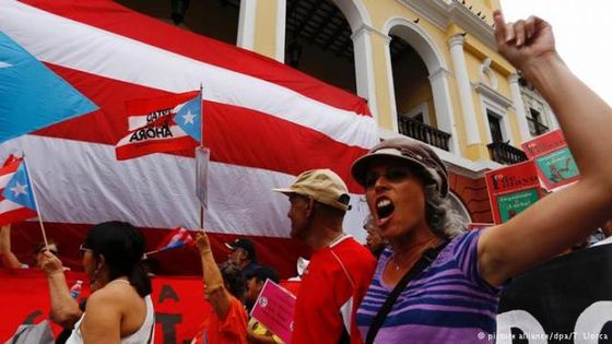In San Juan demonstrierten am Sonntag zahlreiche Menschen gegen den Einsatz externer Finanzkontrolleure. Foto: picture-alliance/dpa/T. Llorca