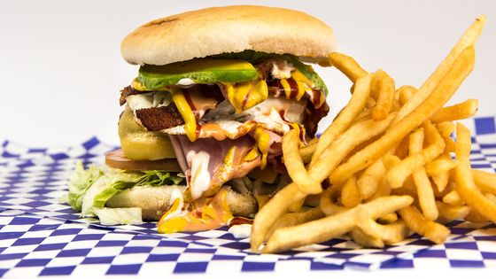 Ein fetter und fettiger Burger. (Symbolfoto: DCortezPhotography/Pixabay)