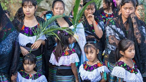 Indigene Frauen in der Gemeinde San Marcos in Chiapas bei einer Prozession zu Ehren der Jungfrau von Guadalupe. Foto: Adveniat/Escher