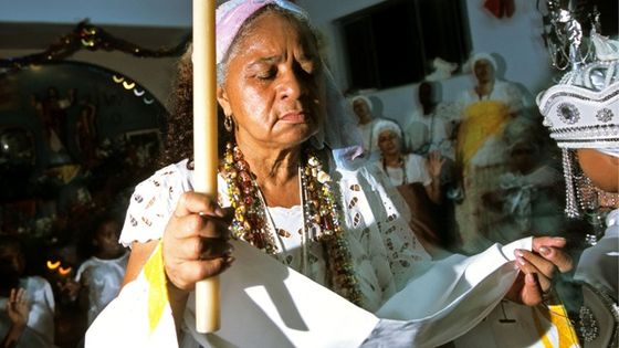 Bei dieser Ubanda-Kultzeremonie in Queimados, Brasilien, beten die Gläubigen für die Rückkehr der Geister. Foto: Adveniat/Pohl