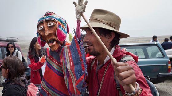 Boliviens Präsident Evo Morales will für eine weitere Amtszeit kandidieren - obwohl das Votum eines Volksentscheids dagegen spricht. Auch unter Boliviens indigener Bevölkerung ist Morales längst nicht mehr unumstritten: hier eine Morales-Marionette bei einer Demonstration gegen das Straßenbau-Projekt Tipnis, das mitten durch Indigenen-Territorium führen soll. Foto: Adveniat/Jürgen Escher