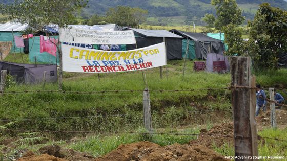 Ein Banner an einem Camp, wo die Farc-Guerilleros entwaffnet werden. "Wir gehen durch den Frieden und Versöhnung" - der Spruch verspricht eine friedliche Zukunft.