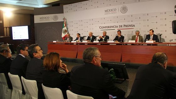 Pressekonferenz zum Flughafenneubau in Mexiko-City. Foto: SERMANAT