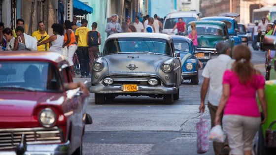 Amerikanische Straßenkreuzer aus der Zeit vor der Revolution 1959 prägen das Strassenbild Havannas. Foto: Adveniat/Steffen
