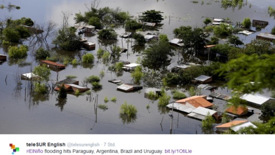 Das Wetterphänomen El Niño ist für Überschwemmungen verantwortlich, die zahlreiche Häuser in Lateinamerika unter sich begraben. Foto: teleSUR English/Twitter