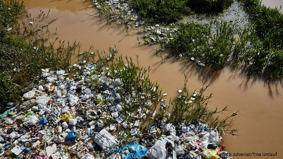 Plastikmüll an einem Flussufer im peruanischen Amazonastiefland. Foto: Adveniat/Tina Umlauf