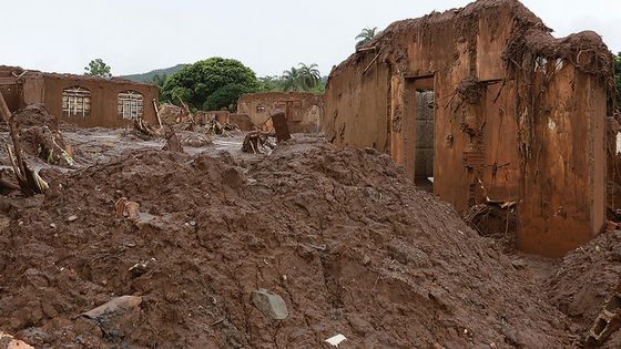 Am 5. November 2015 war der Damm eines Abwasserbeckens einer Eisenerzmine im Bundesstaat Minas Gerais gebrochen. Eine Schlammlawine begrub die naheliegende Ortschaft Bento Rodrigues unter sich. Foto: Senado Federal, CC BY 2.0