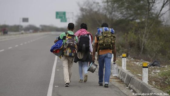 Flüchtlinge aus Venezuela an der Grenze zu Peru  Foto: picture-alliance/AP Photo/M. Mejia 