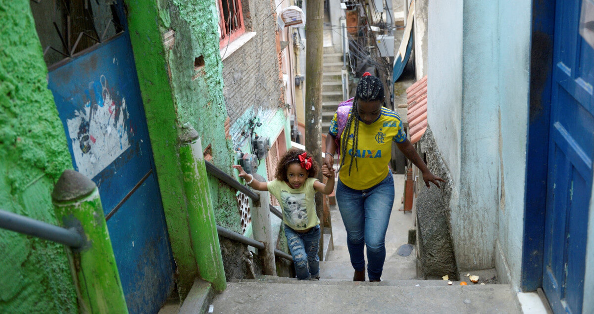 Die dicht besiedelten Favelas in Rio de Janeiro, Brasilien, werden zu einem Infektionsherd für das Coronavirus.