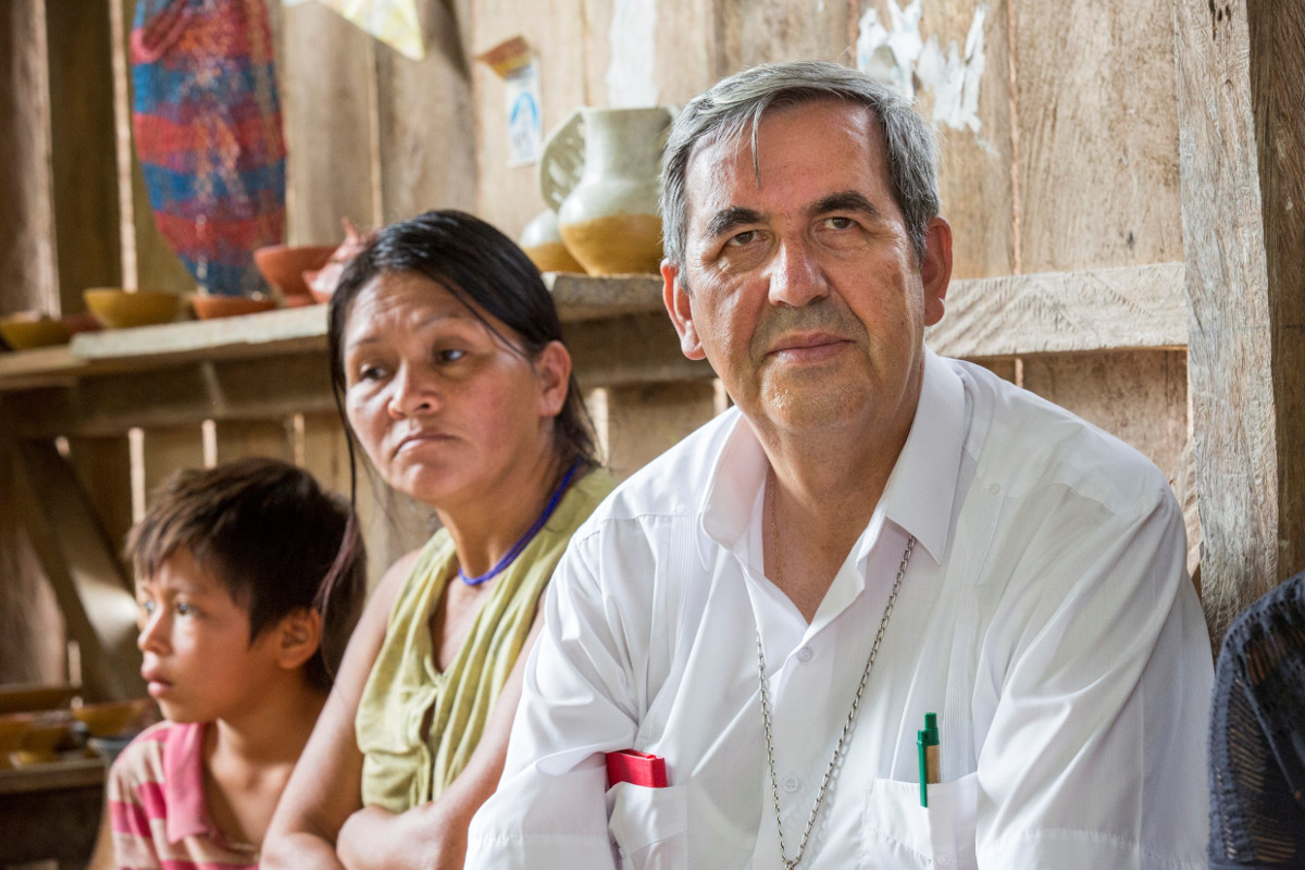 Bischof Rafael Cob García bei einer Dorfversammlung in Canelas, südöstlich der im ecuadorianischen Amazonasgebiet gelegenen Stadt Puyo. Foto: Adveniat/Achim Pohl