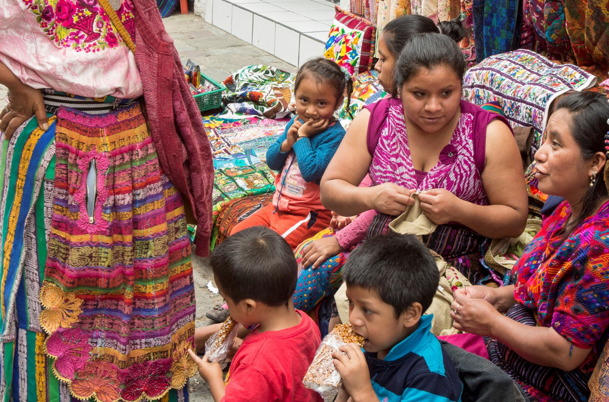 Maya-Frauen mit Kindern auf dem Markt in Chichicastenango, Guatemala.