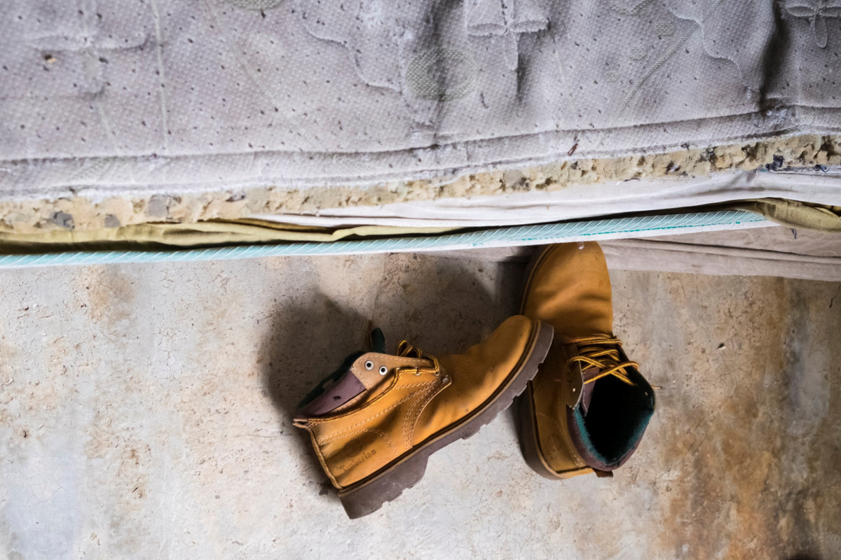 Schuhe und Matratzen in einer zur Migrantenherberge umfunktionierten Kapelle in Salto de Agua im Süden von Mexiko. Foto: Adveniat/Matthias Hoch