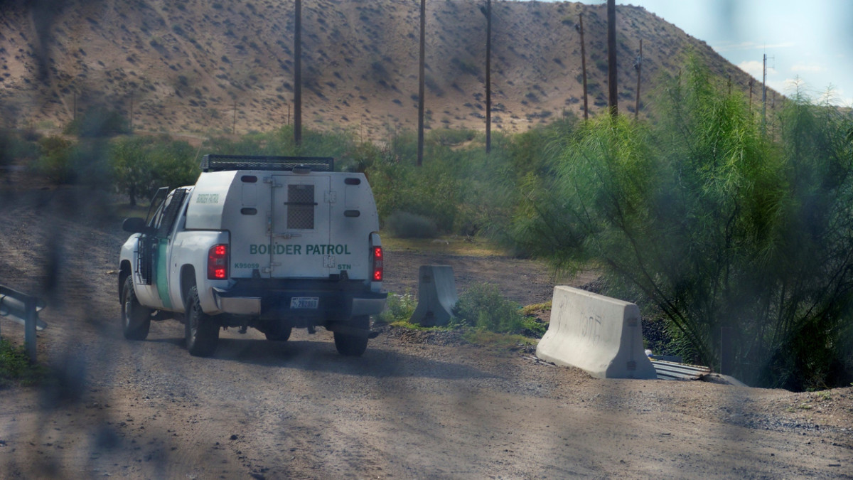 Die Border Patrol, die Grenzpolizei der USA, durch den Grenzzaun aus Mexiko fotografiert.