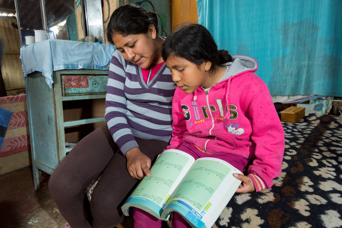 Lima, Armenviertel, Hausaufgaben, Mädchen, Peru