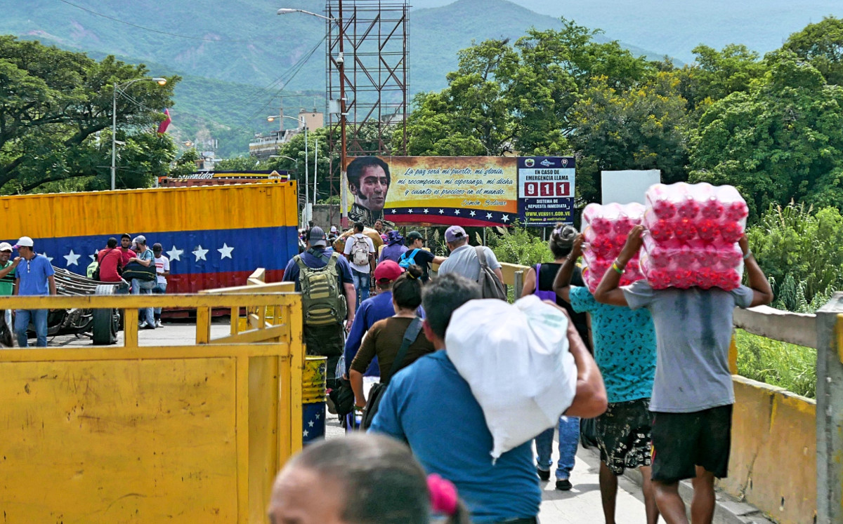 Grenzverkehr: Viele Venezolaner überschritten vor den Corona-bedingten Grenzschließungen täglich die Grenze nach Kolumbien, um sich im Nachbarland mit Nahrungsmitteln zu versorgen. Foto: Adveniat/Philipp Lichterbeck