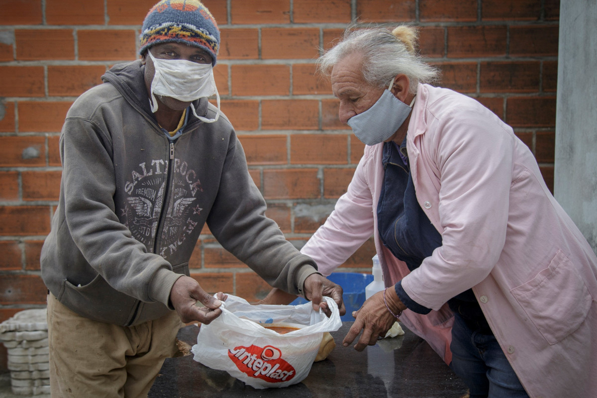 Essensausgabe an Bedürftige in Armenviertel von Moreno im Großraum der argentinischen Hauptstadt Buenos Aires. Foto: Josefina González, Adveniat