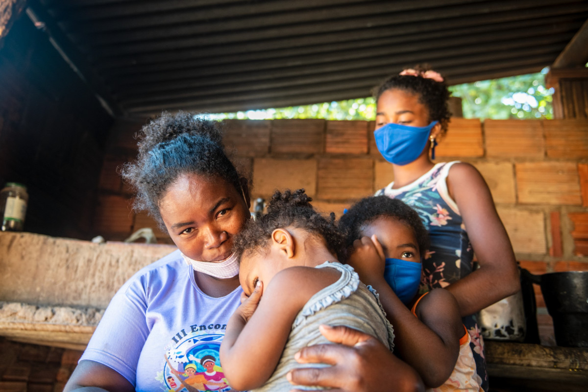 Familie mit Masken: Fernanda Silva Ramos mit ihren Kindern im Quilombo Caraíbas in Minas Geráis, Brasilien. Foto (Symbolbild): Adveniat/Florian Kopp 