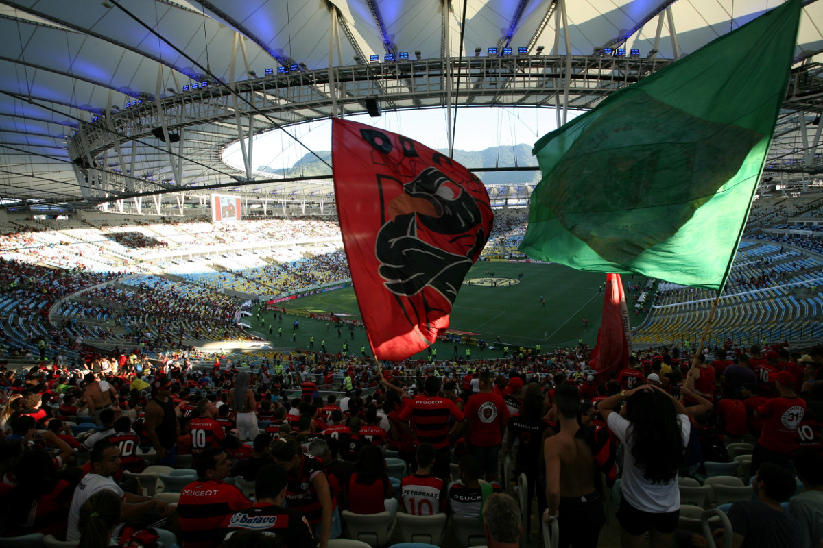 Im Stadion Maracana in Rio de Janeiro feuern Fans der lokalen Mannschaft Flamengo ihr Team bei einer Begegnung gegen die Mannschaft Vasco da Gama an. Foto (2014): Adveniat/Bastian Bernhardt