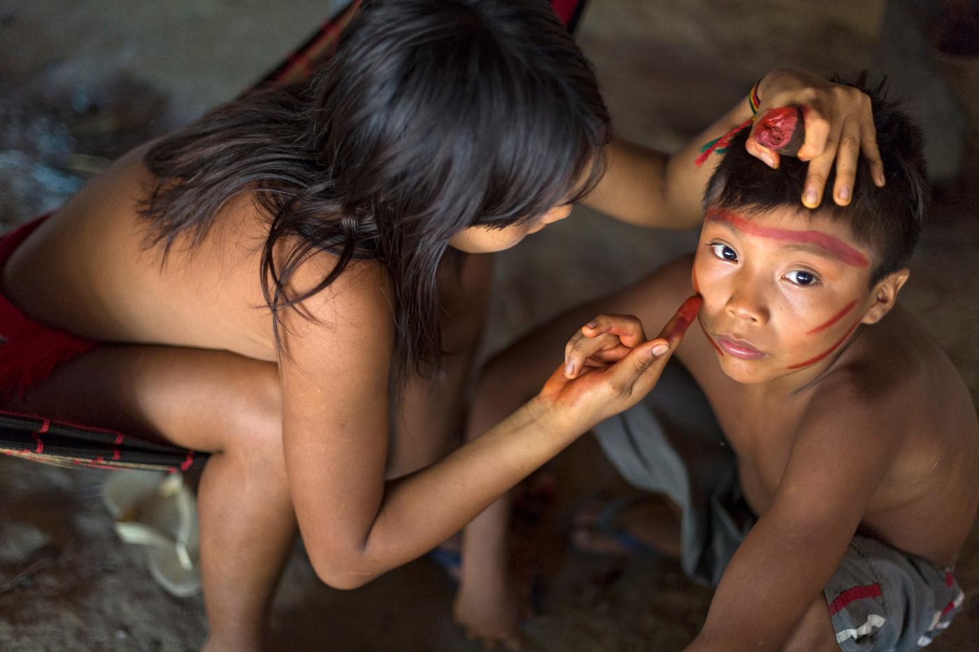 Im Yanomami-Dorf Watoriki im brasilianischen Amazonasgebiet bemalt ein Mädchen die Gesichter ihrer Geschwister mit typischen Yanomami-Mustern. Foto (Symbolbild): Adveniat/Jürgen Escher