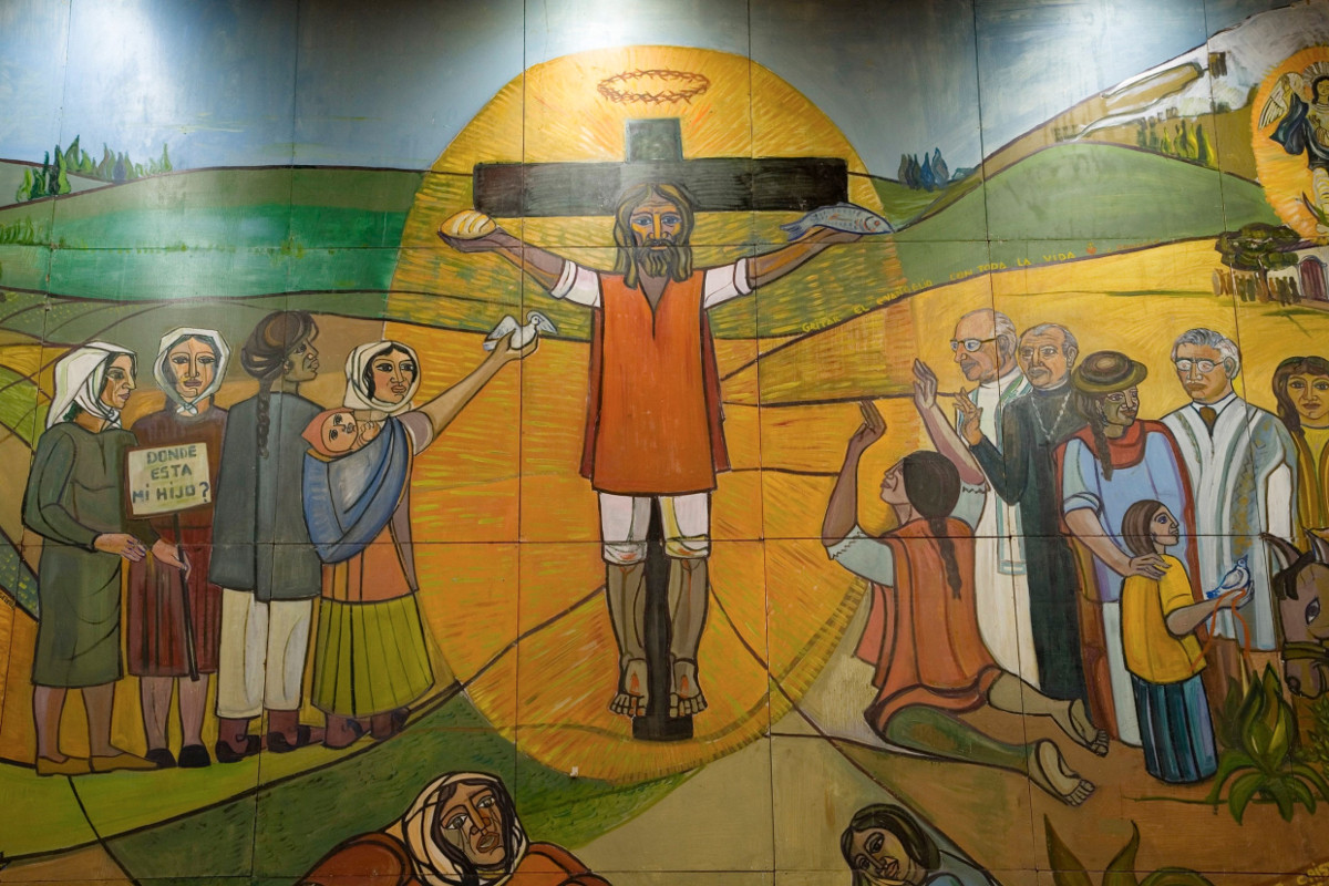 Wandbild, geschaffen vom argentinischen Friedensnobelpreisträger Alfredo Pérez Esquivel, zur Theologie der Befreiung in der Kathedrale von Riobamba, Ecuador. Foto: Martin Steffen