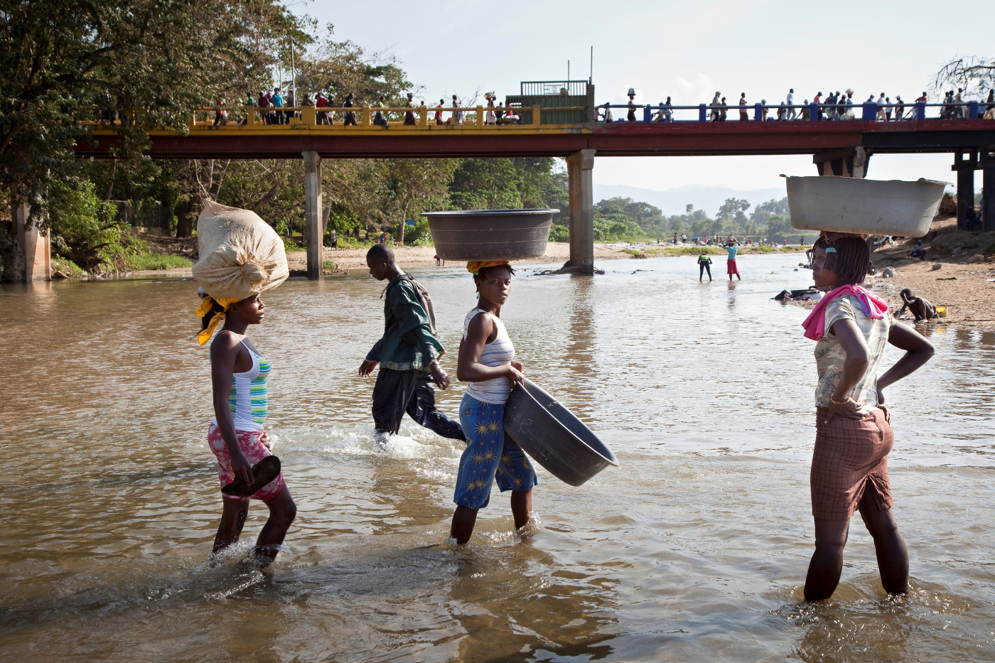 Nahe der dominikanischen Stadt Dajabón findet der offizielle Grenzverkehr nach Haiti über die Brücke statt, doch viele Menschen nutzen für den Warenaustausch den inoffiziellen Weg über den Fluss Massacre. Foto: Adveniat/Jürgen Escher