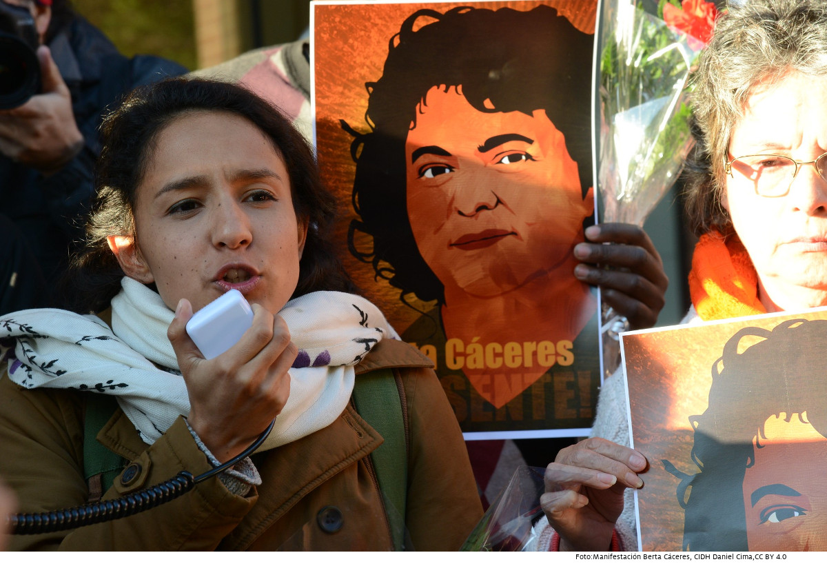 Berta Zúñiga Cáceres, die Tochter der ermordeten Umweltaktivistin Berta Cáceres, bei einer Protestkundgebung 2016. Foto: Manifestación Berta Cáceres, CIDH Daniel Cima, CC BY 4.0