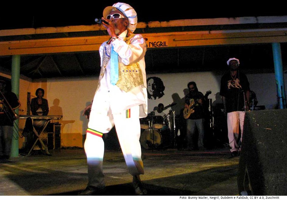 Bunny Wailer bei einem Konzert 2009 in Jamaika. Foto: Bunny Wailer, Negril. Dubdem e FabDub, CC BY 4.0​​​​​​​, Zuschnitt
